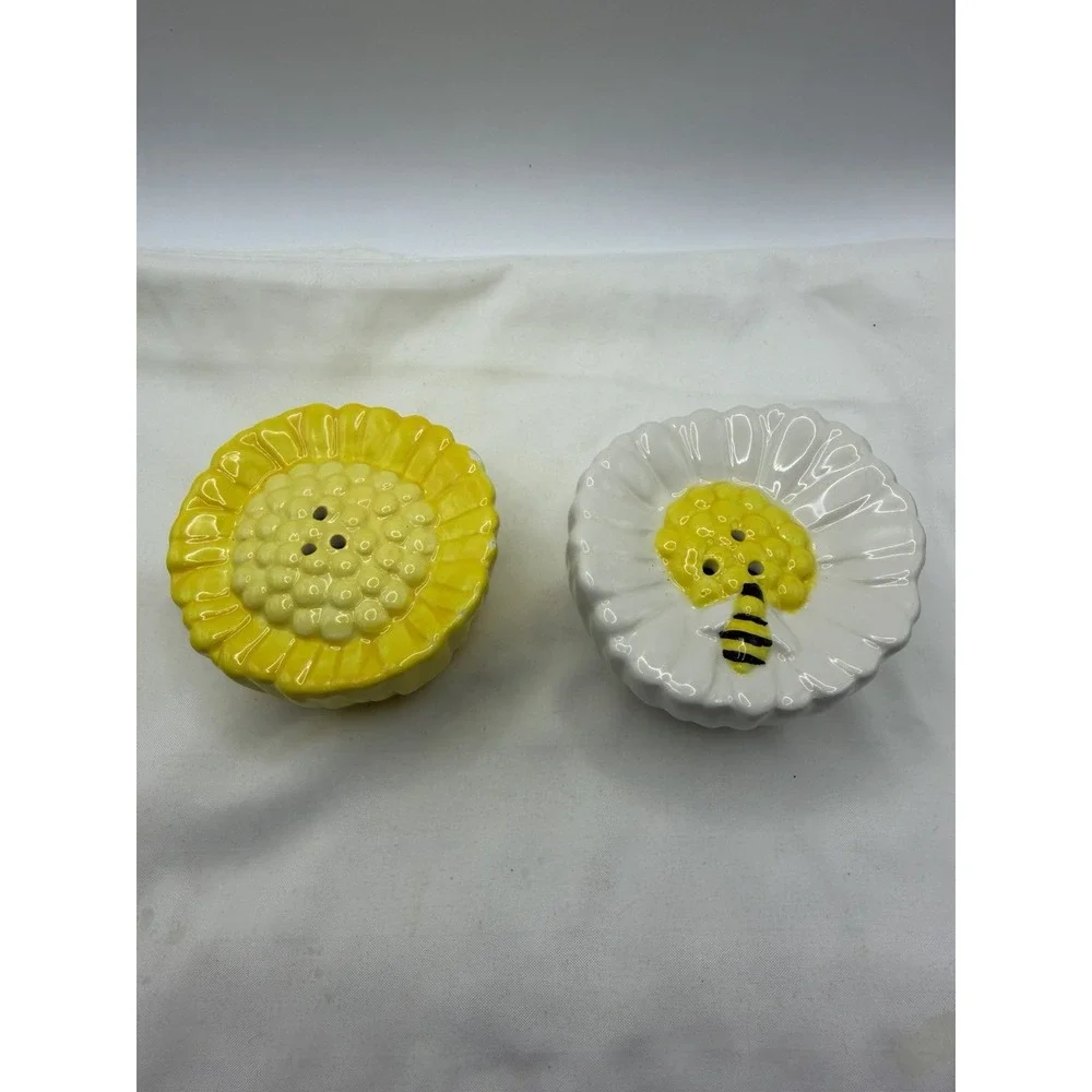 Tag Sunflower Yellow White Flower Bumble Bee Salt & Pepper Shakers